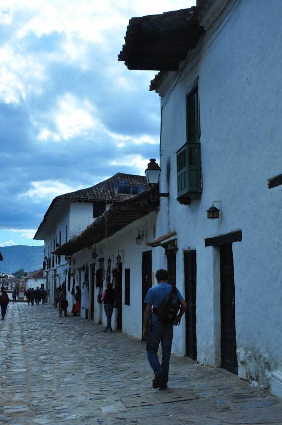 Caminhando pela cidade histórica de Villa de Leyva, na Colômbia
